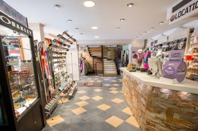 Toussuire Loisirs real estate snowboard rental